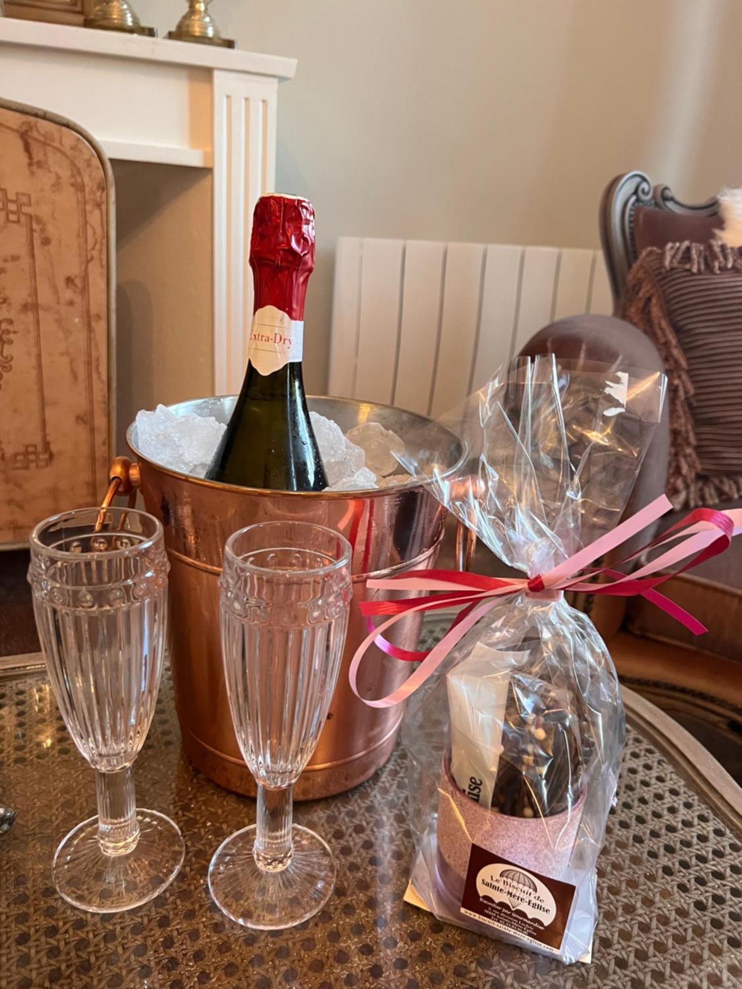 Le Bourg Bed & Breakfast Asnieres-en-Bessin Eksteriør bilde